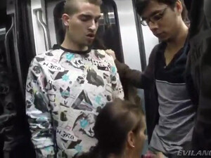 Уличная сука отсасывает и мастурбирует мужичкам стоячие писюны в метро