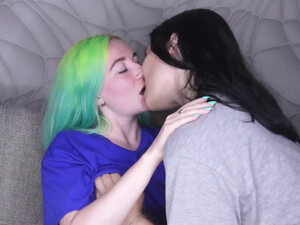Молодые русские лесбиянки лижут киски вечерком