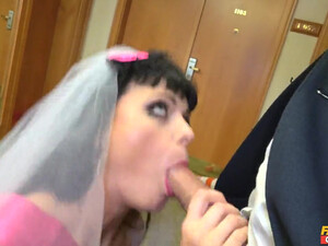 Невеста сосет свидетелю после свадьбы и принимает на язык сперму