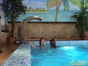 Русские лесбиянки целуются и делают куни в бассейне