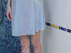 18-летняя блондинка теребит киску в ванной комнате после душа