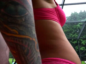 Сисястую шлюху с татуировками трахают в анал раком - онлайн видео
