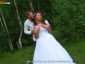 Русская пьяная невеста сосет член жениху и его друзьям в лесу