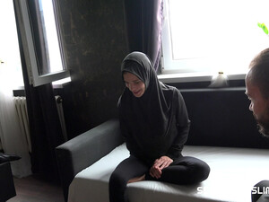 Девушка в хиджабе проходит собеседование на новую работу в позе раком