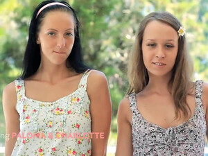 Русские девушки сосут один член на двоих