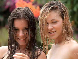 Мокрые красивые лесбиянки ласкают друг другу тела у фонтана