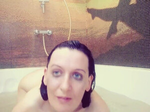 Зрелая русская сучка показывает очко в ванной перед мастурбацией